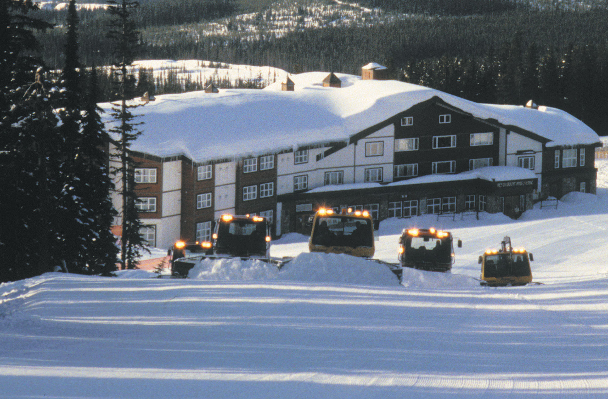 White Crystal Inn Big White Ski Resort Exterior photo